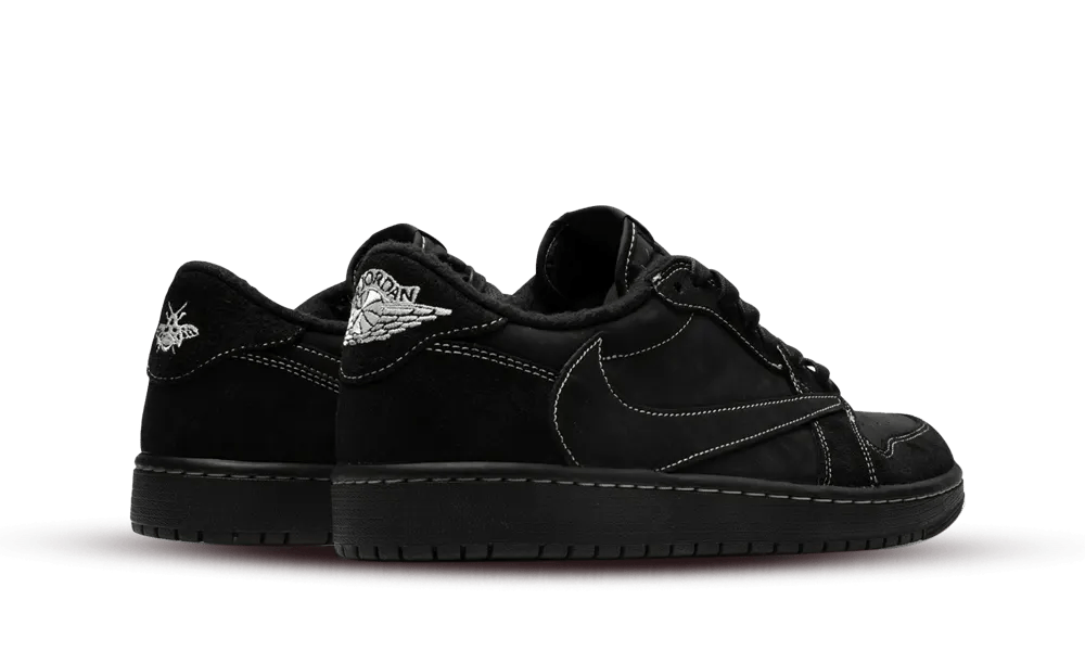 Air Jordan 1 Low SP Travis Scott Black Phantom - SNKRSELL SHOP - Jordan - SNKRSELL SHOP - La Air Jordan 1 Low SP Travis Scott Black Phantom presenta una tomaia in pelle scamosciata premium nera con cuciture bianche. In linea con la collaborazione, lo Swoosh rovesciato è presente sul pannello laterale, mentre un'ape ricamata fa la sua comparsa sul tallone. Un cenno a Stormi, la figlia del rapper. Il discreto logo Cactus Jack rosso sulla linguetta dà il tocco finale al modello. - DM7866-001 -