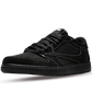 Air Jordan 1 Low SP Travis Scott Black Phantom - SNKRSELL SHOP - Jordan - SNKRSELL SHOP - La Air Jordan 1 Low SP Travis Scott Black Phantom presenta una tomaia in pelle scamosciata premium nera con cuciture bianche. In linea con la collaborazione, lo Swoosh rovesciato è presente sul pannello laterale, mentre un'ape ricamata fa la sua comparsa sul tallone. Un cenno a Stormi, la figlia del rapper. Il discreto logo Cactus Jack rosso sulla linguetta dà il tocco finale al modello. - DM7866-001 -