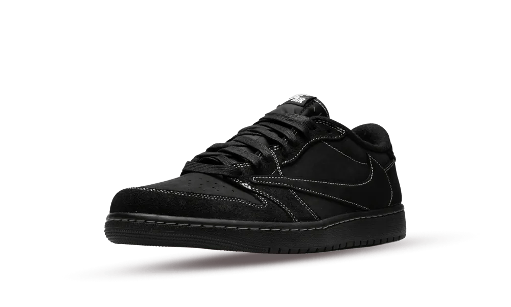 Air Jordan 1 Low SP Travis Scott Black Phantom - SNKRSELL SHOP - Jordan - SNKRSELL SHOP - La Air Jordan 1 Low SP Travis Scott Black Phantom presenta una tomaia in pelle scamosciata premium nera con cuciture bianche. In linea con la collaborazione, lo Swoosh rovesciato è presente sul pannello laterale, mentre un'ape ricamata fa la sua comparsa sul tallone. Un cenno a Stormi, la figlia del rapper. Il discreto logo Cactus Jack rosso sulla linguetta dà il tocco finale al modello. - DM7866-001 -