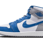 Air Jordan Air Jordan 1 High Retro OG True Blue - SNKRSELL SHOP - Jordan - SNKRSELL SHOP - La Air Jordan 1 High Retro OG True Blue presenta una base in pelle bianca con inserti in pelle blu agli occhielli e al parafango, e nubuck grigio sul tallone e sulle linguette. Il logo Wings blu è impresso sulla caviglia, mentre la targhetta Nike Air retro è presente sulla linguetta. - DZ5485-410 -