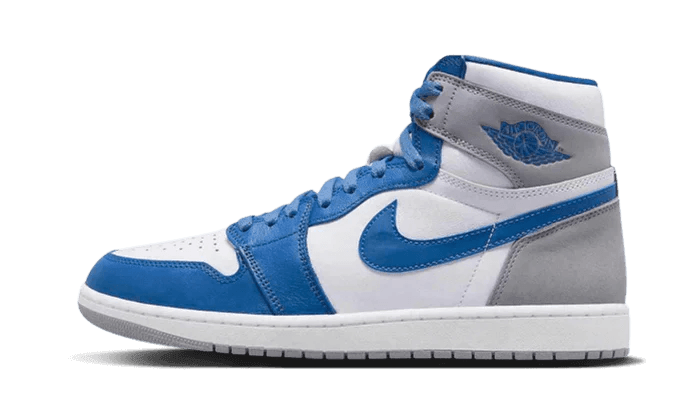 Air Jordan Air Jordan 1 High Retro OG True Blue - SNKRSELL SHOP - Jordan - SNKRSELL SHOP - La Air Jordan 1 High Retro OG True Blue presenta una base in pelle bianca con inserti in pelle blu agli occhielli e al parafango, e nubuck grigio sul tallone e sulle linguette. Il logo Wings blu è impresso sulla caviglia, mentre la targhetta Nike Air retro è presente sulla linguetta. - DZ5485-410 -