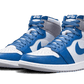 Air Jordan Air Jordan 1 High Retro OG True Blue - SNKRSELL SHOP - Jordan - SNKRSELL SHOP - La Air Jordan 1 High Retro OG True Blue presenta una base in pelle bianca con inserti in pelle blu agli occhielli e al parafango, e nubuck grigio sul tallone e sulle linguette. Il logo Wings blu è impresso sulla caviglia, mentre la targhetta Nike Air retro è presente sulla linguetta. - DZ5485-410 -