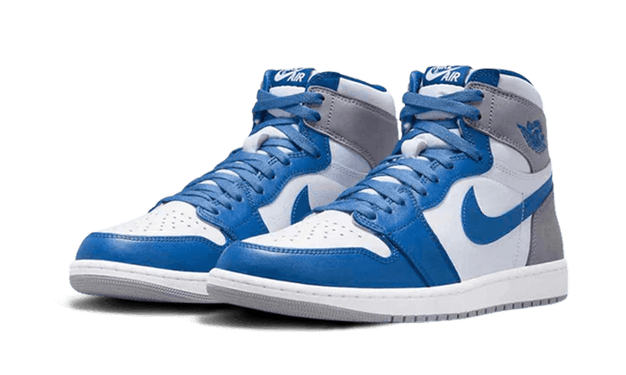 Air Jordan Air Jordan 1 High Retro OG True Blue - SNKRSELL SHOP - Jordan - SNKRSELL SHOP - La Air Jordan 1 High Retro OG True Blue presenta una base in pelle bianca con inserti in pelle blu agli occhielli e al parafango, e nubuck grigio sul tallone e sulle linguette. Il logo Wings blu è impresso sulla caviglia, mentre la targhetta Nike Air retro è presente sulla linguetta. - DZ5485-410 -